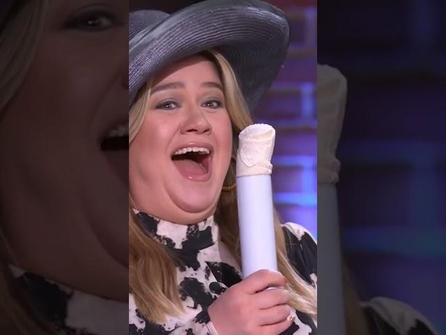 Triumph Over Weight: Kelly Clarkson's Unforgettable Journey [566234099]