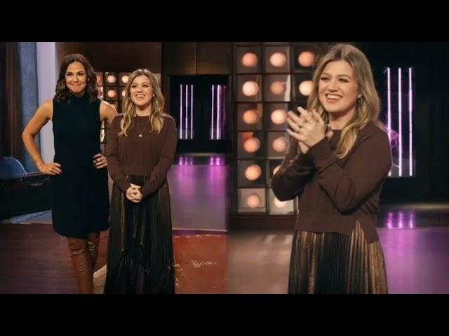 Kelly Clarkson mesmerises fans with stunning weight loss as she chats up Jennifer Garner #youtube [69379d64e]